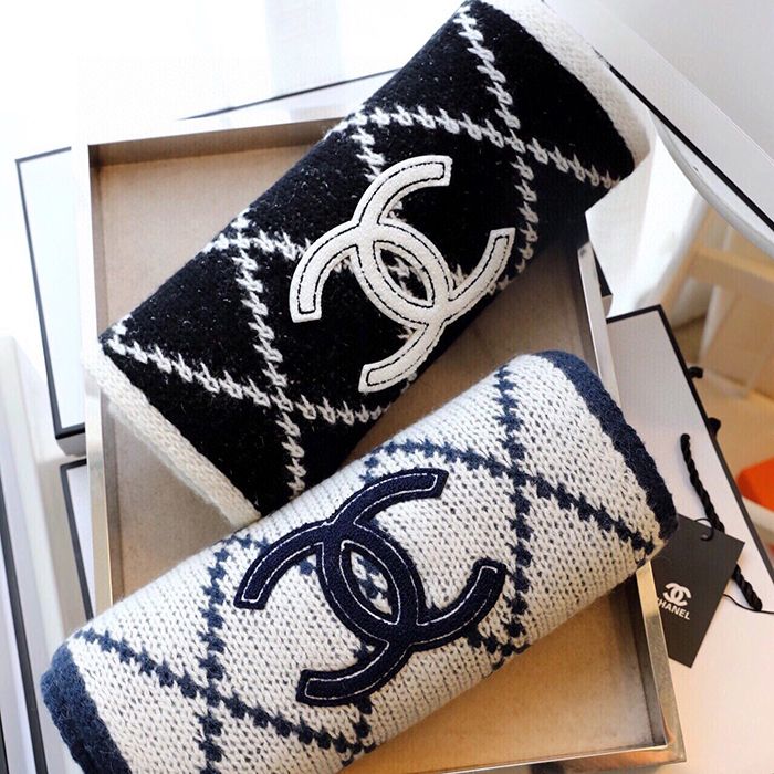 Classic CHANEL Winter Scarf-163111